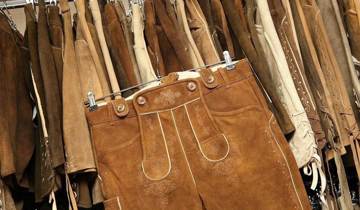 Lederhosen hängen in einem Trachtengeschäft - Tobias Hase/dpa/dpa-tmn