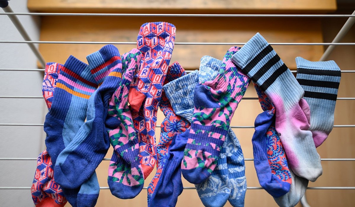 Socken auf einem Wäscheständer - Robert Michael/dpa/dpa-tmn