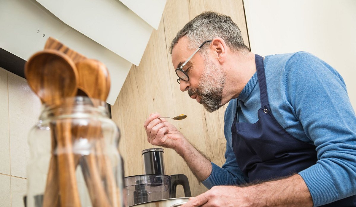 Ein Mann schmeckt ein Gericht ab - Christin Klose/dpa-tmn