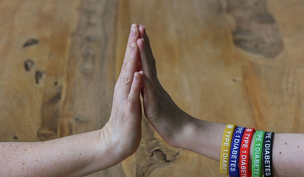 Eine Person trägt Armreifen mit der Aufschrift "Diabetes Type 1" - Jens Kalaene/dpa-Zentralbild/dpa-tmn