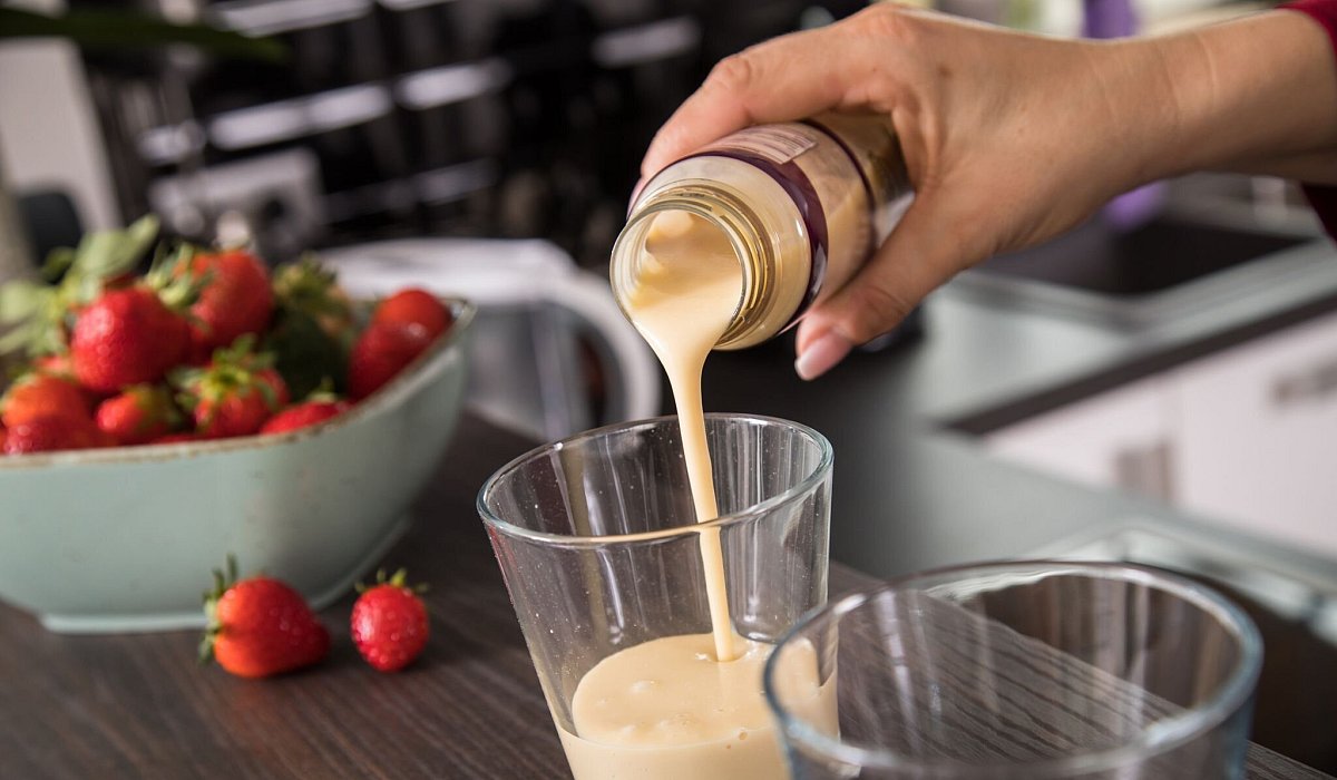 Eine Frau gießt ein Fertig-Getränk in ein Glas - Christin Klose/dpa-tmn