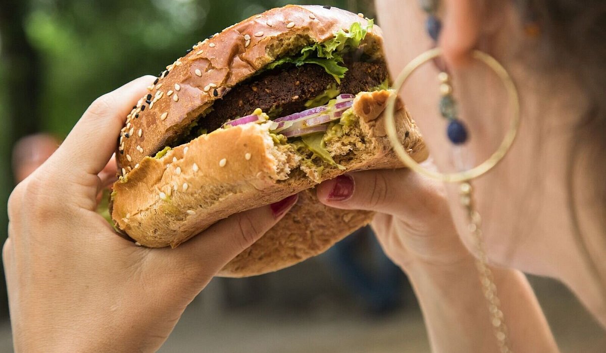 Frau isst einen Burger - Christin Klose/dpa-tmn