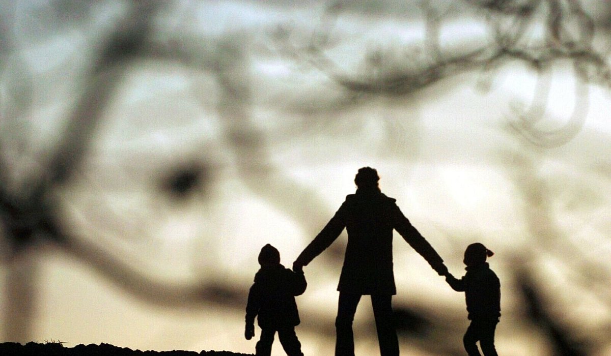 Eine Frau geht mit ihren Kindern spazieren - Patrick Pleul/dpa/dpa-tmn