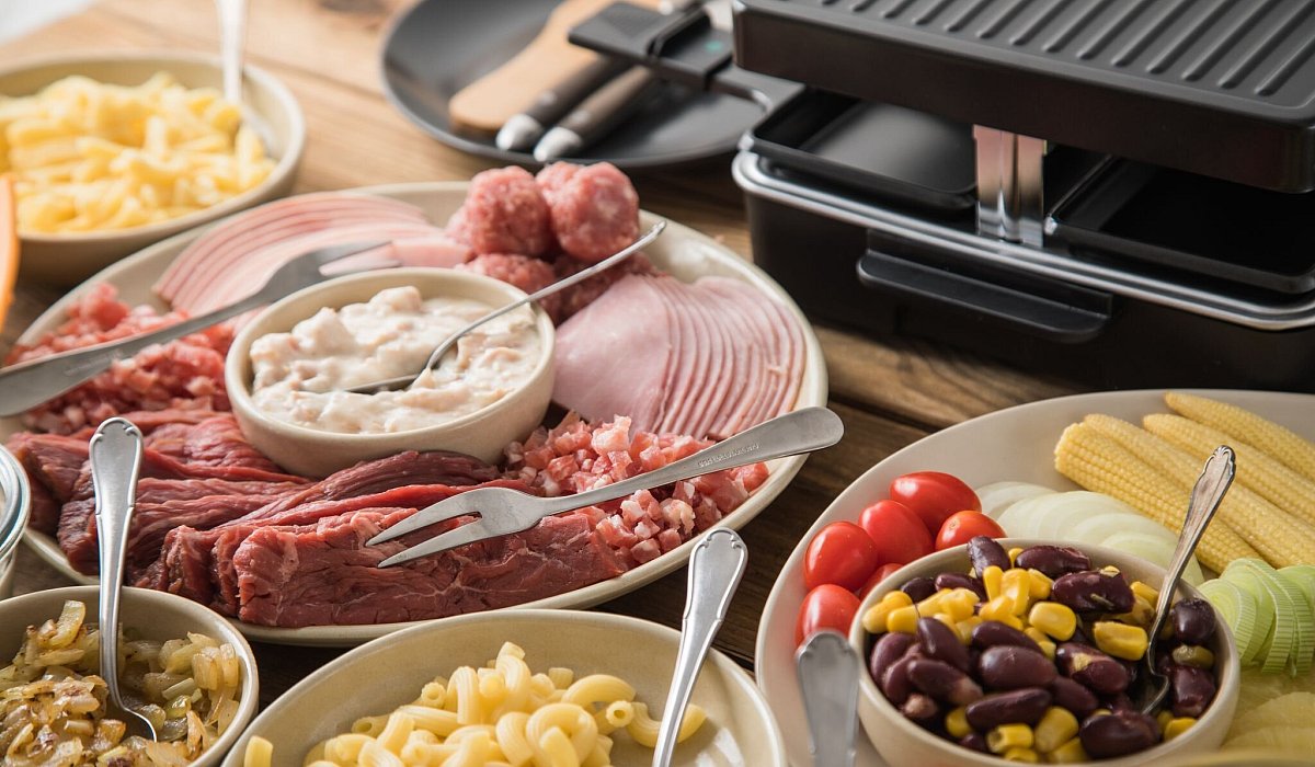 Fleischplatte f&uuml;r das Raclette - Christin Klose/dpa-tmn