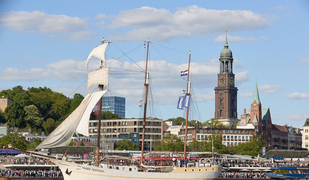 Segelschiff &laquo;Mare Frisium&raquo; im Hamburger Hafen - Georg Wendt/dpa