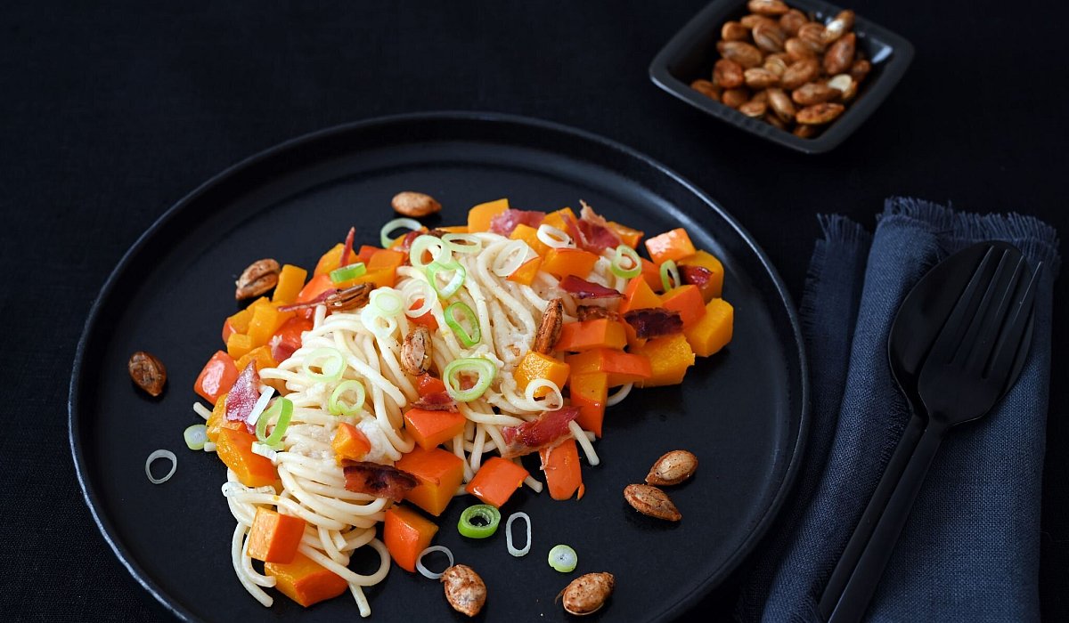 Spaghetti mit Kürbis und Bacon - Julia Uehren/loeffelgenuss.de/dpa-tmn