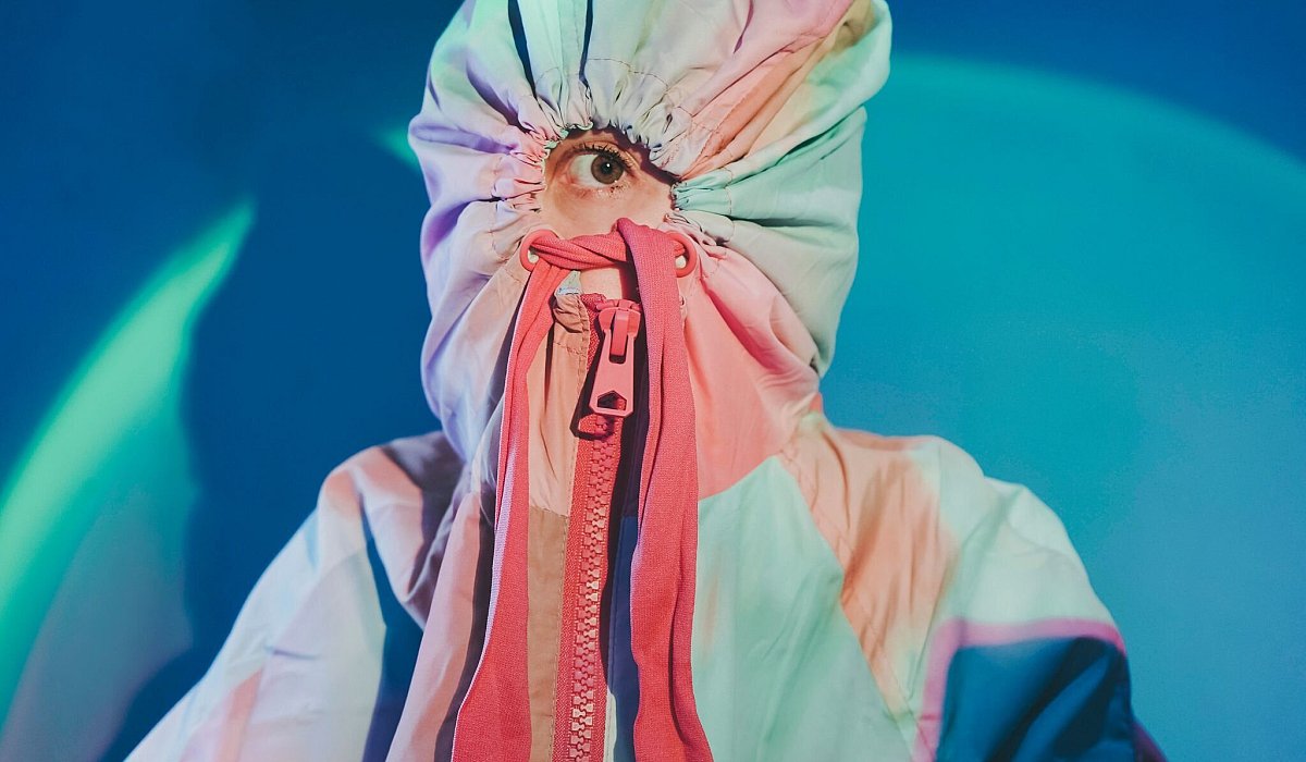 Frau versteckt ihr Gesicht in einem Hoodie - Nanitha/Westend61/dpa-tmn