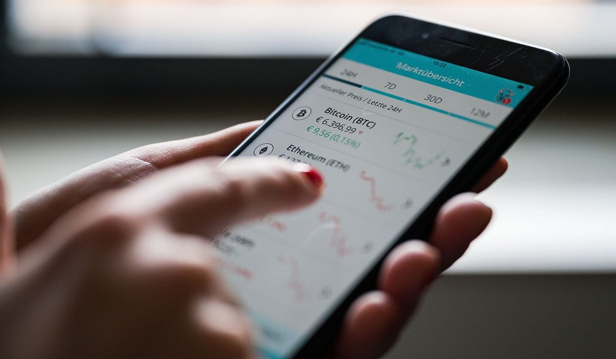 Frau bedient Kryptow&auml;hrungshandel-App - Marijan Murat/dpa/dpa-tmn