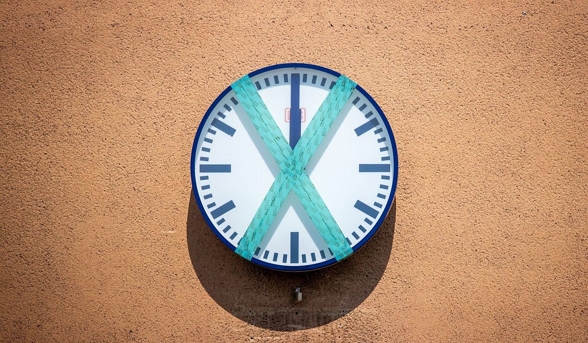 Eine abgeklebte Bahnhofsuhr h&auml;ngt an einer Wand - Jens B&uuml;ttner/dpa/dpa-tmn