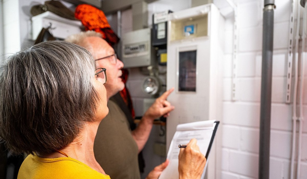 Ein Paar steht vor einem Stromz&auml;hler - Benjamin Nolte/dpa-tmn