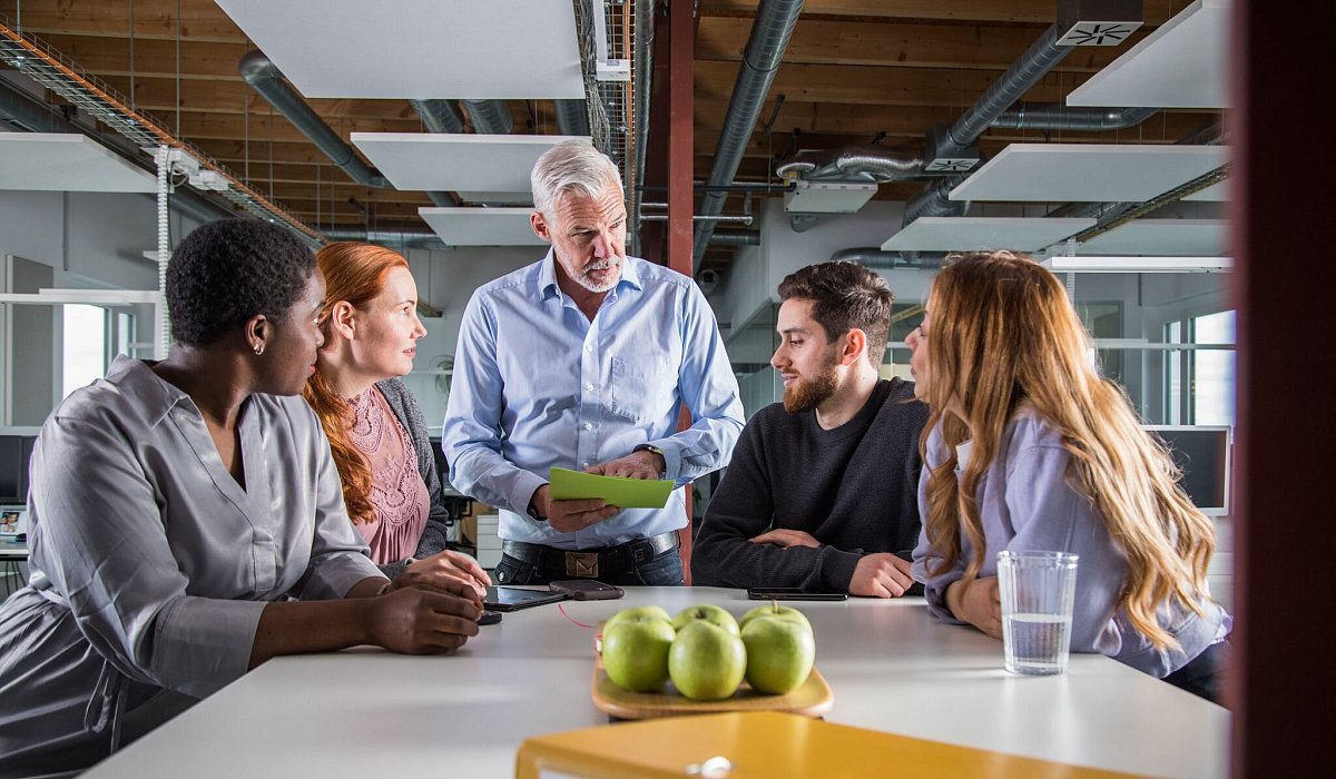 Mehrere Kollegen im Meeting in einem Office - Christin Klose/dpa-tmn