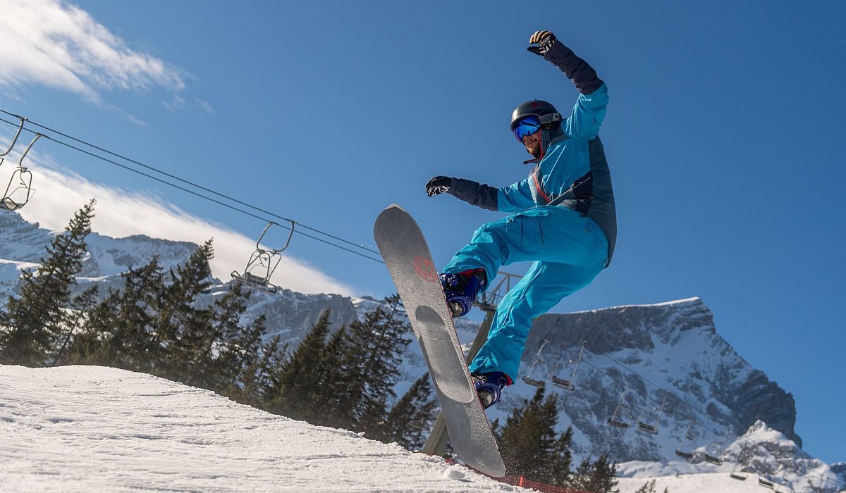 Snowboarder im Skigebiet Garmisch-Classic - Benjamin Nolte/dpa-tmn