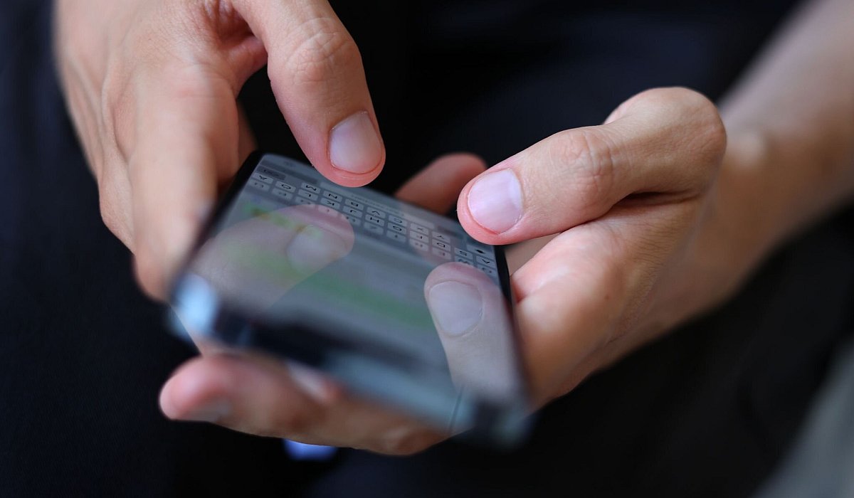Mann tippt auf einem Smartphone eine WhatsApp Nachricht - Karl-Josef Hildenbrand/dpa/dpa-tmn