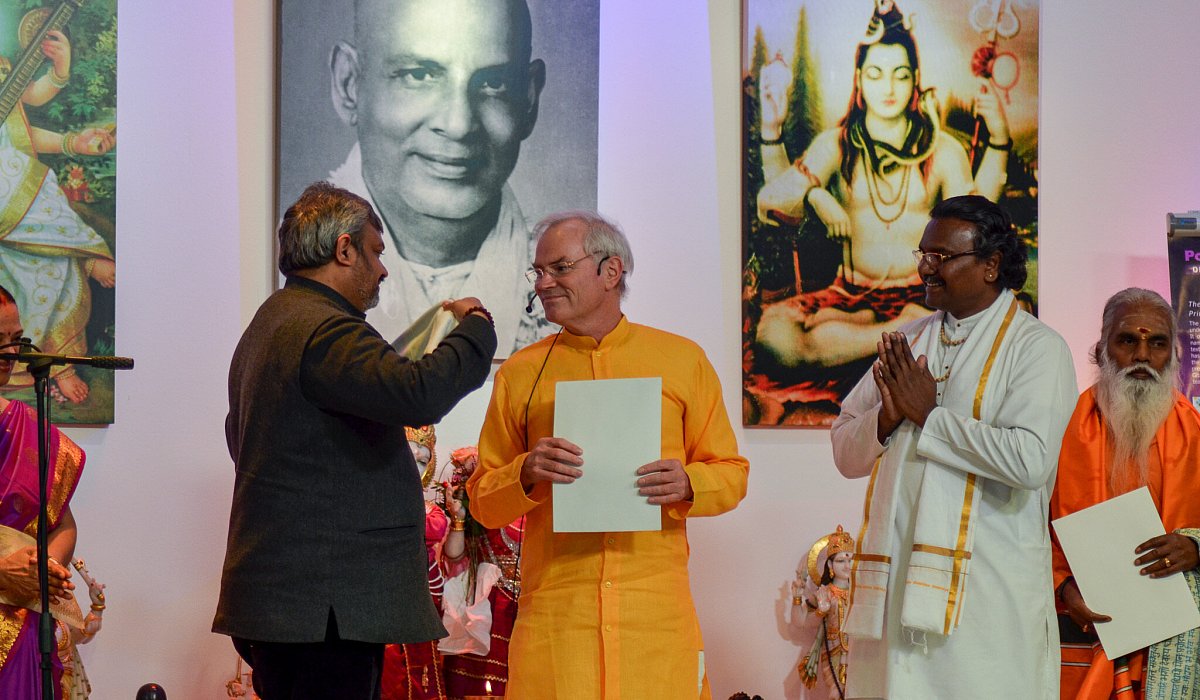 abhishek-dubey-uberreicht-sukadev-bretz-den-ehrenschal - Yoga Vidya