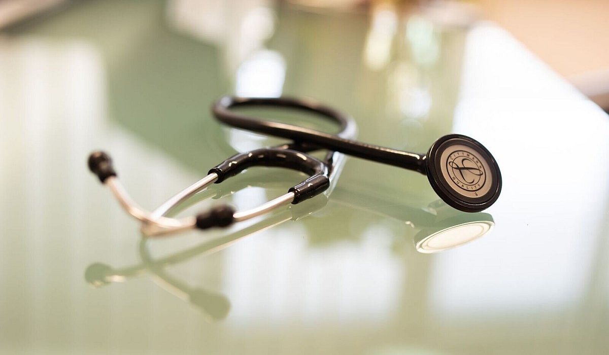 Ein Stethoskop liegt in einem Behandlungszeimmer - Frank Rumpenhorst/dpa/dpa-tmn