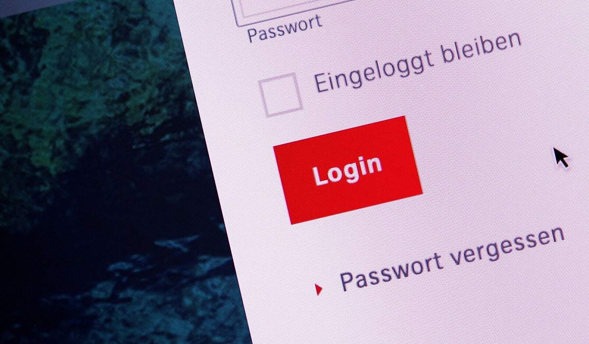 Login ist auf dem Dislay eines Laptops zu sehen - Catherine Waibel/dpa-tmn