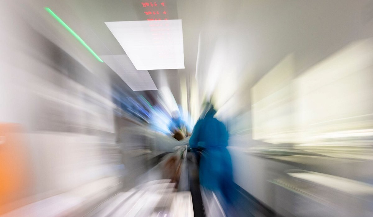 Pflegekräfte transportieren einen Patienten einer Intensivstation - Frank Molter/dpa/dpa-tmn