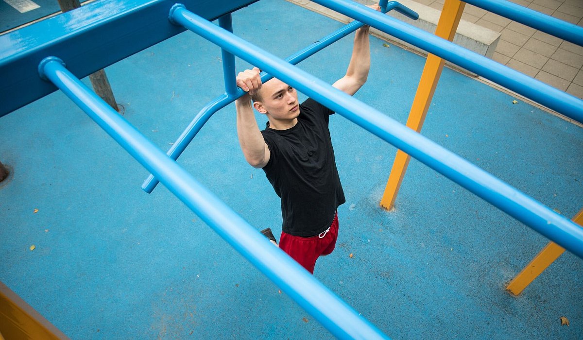 Ein Mann &uuml;bt Klimmz&uuml;ge - Christin Klose/dpa-tmn