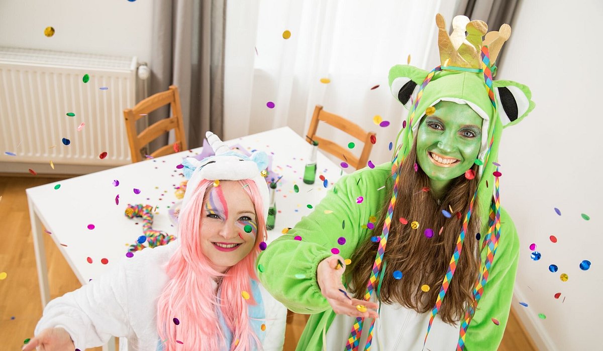 Zwei geschminkte Frauen im Karnevalskost&uuml;m - Christin Klose/dpa-tmn