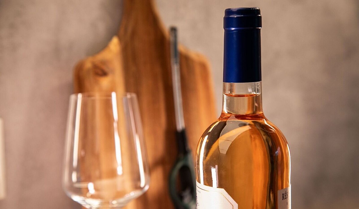 Eine Weinflasche steht neben einem Glas - Christin Klose/dpa-tmn