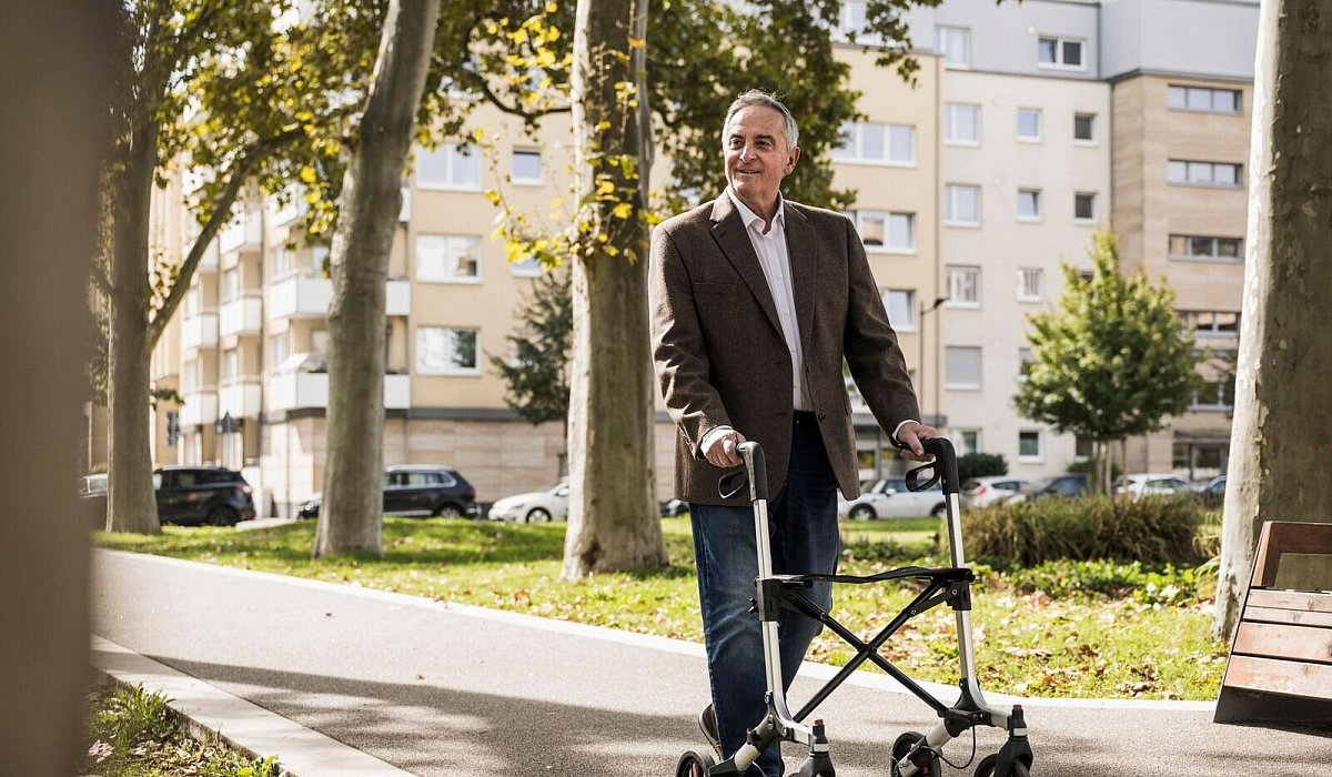 Senior läuft an einem Rollator - Uwe Umstätter/Westend61/dpa-tmn