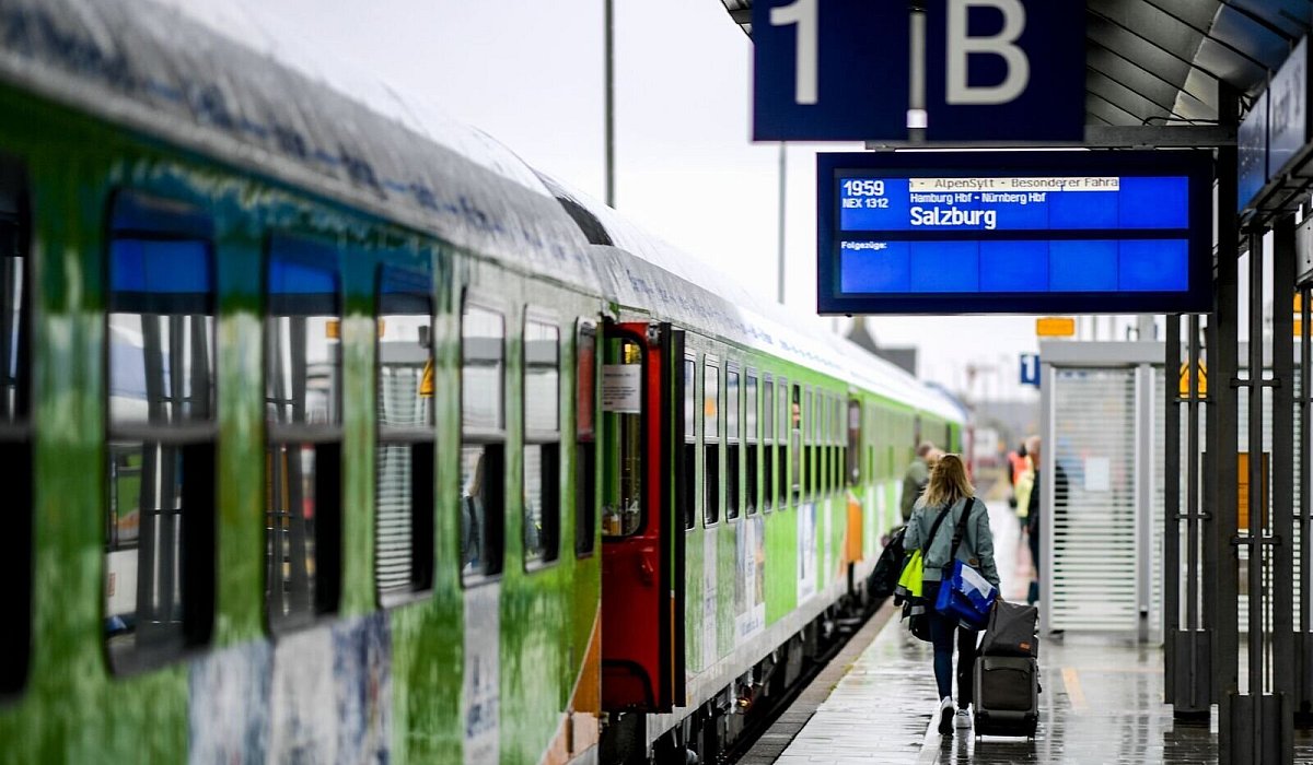Fahrgäste des Alpen-Sylt-Nachtexpress von Sylt nach Salzburg - Axel Heimken/dpa