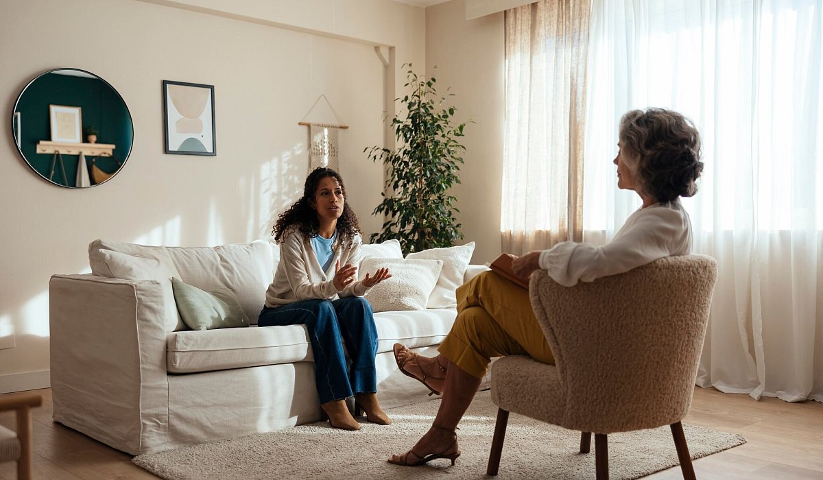 Frau bespricht mentale Probleme mit einer Psychologin - Bonninstudio/Westend61/dpa-tmn