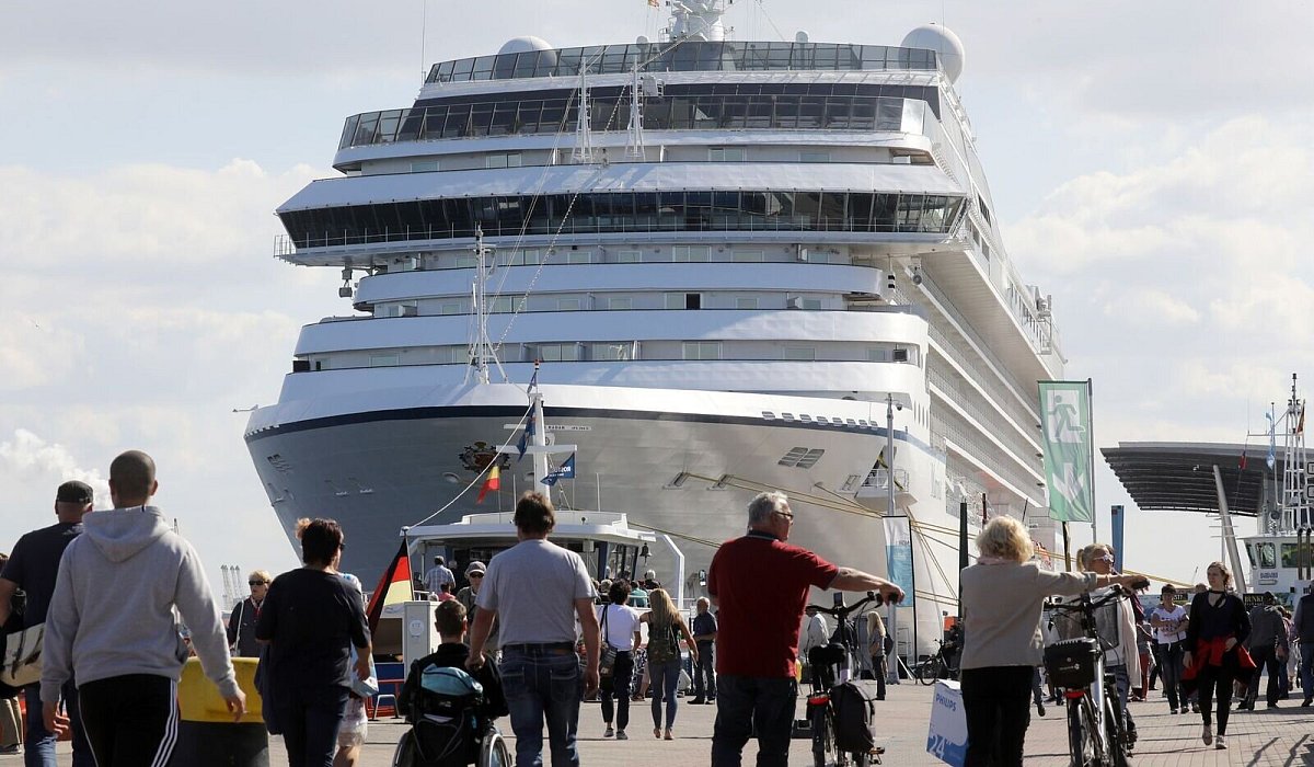 Passanten vor dem Kreuzfahrtschiff Marina von Oceania Cruises - Bernd W&uuml;stneck/dpa