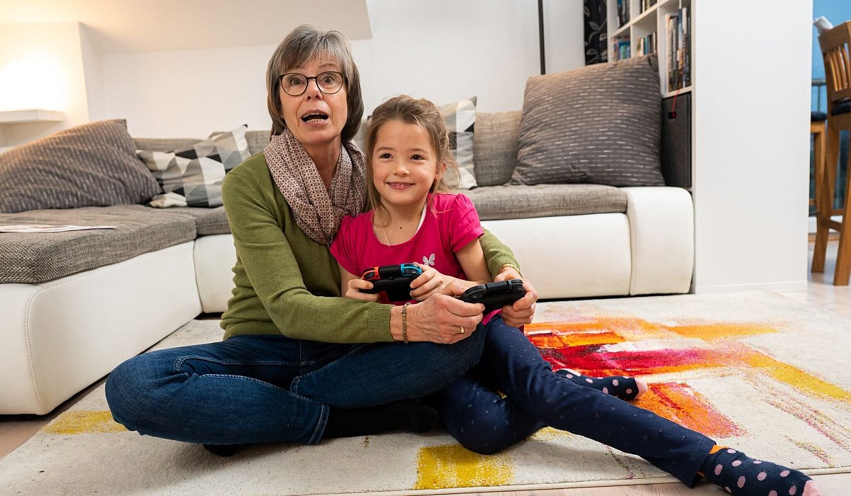 Oma spielt mit ihrer Enkelin an der Konsole - Benjamin Nolte/dpa-tmn