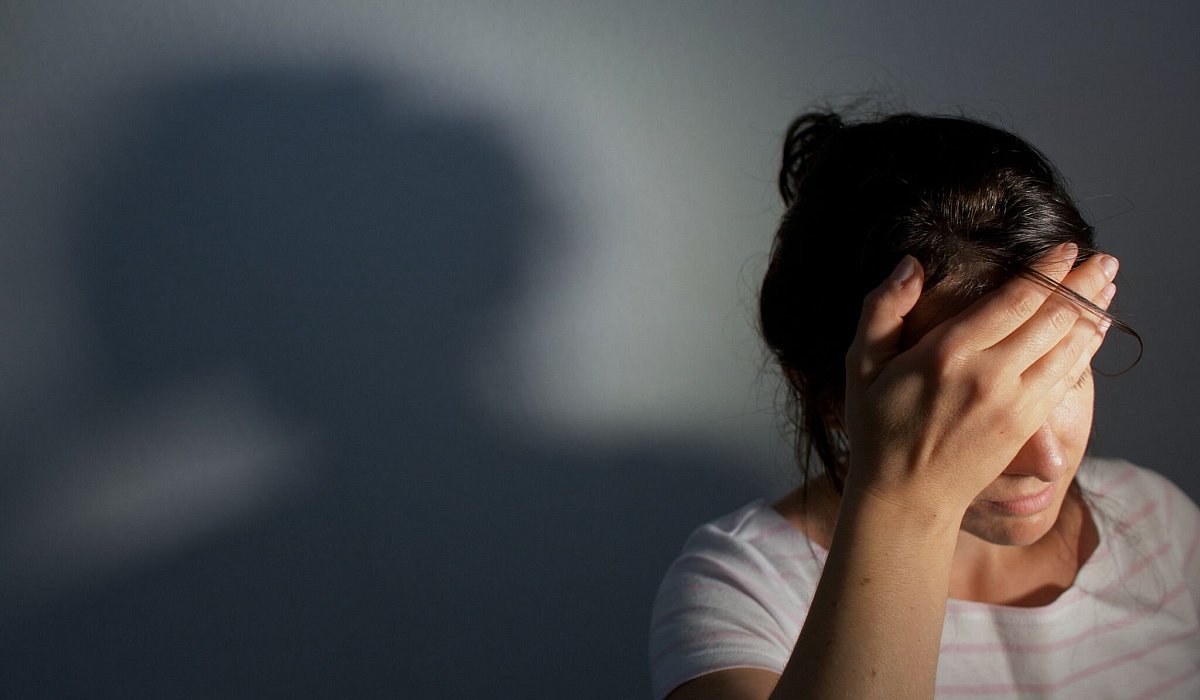 Frau fässt sich an den Kopf - Oliver Killig/dpa/dpa-tmn