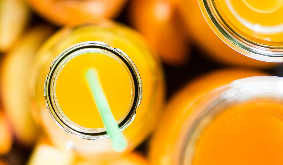 Ein Fruchtsaft in einer Glasflasche mit einem Strohhalm - Franziska Gabbert/dpa-tmn