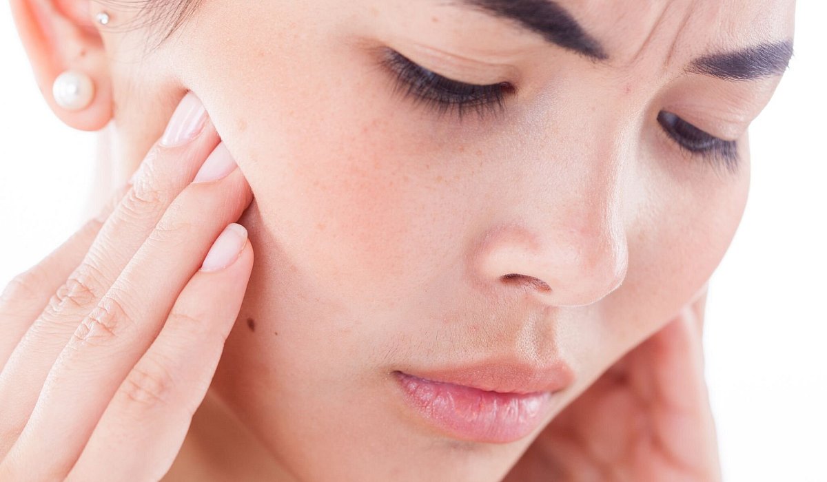 Frau hat Kieferschmerzen - Christin Klose/dpa-tmn