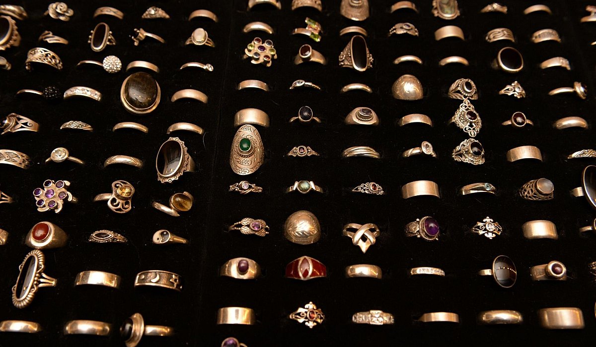 Ringe werden zum Verkauf angeboten - Felix H&ouml;rhager/dpa/dpa-tmn