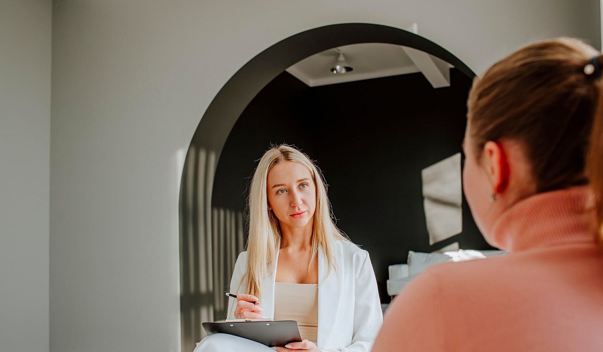 Psychologe spricht mit einer Patientin in einer Klinik - Maria Diachenko/Westend61/dpa-tmn