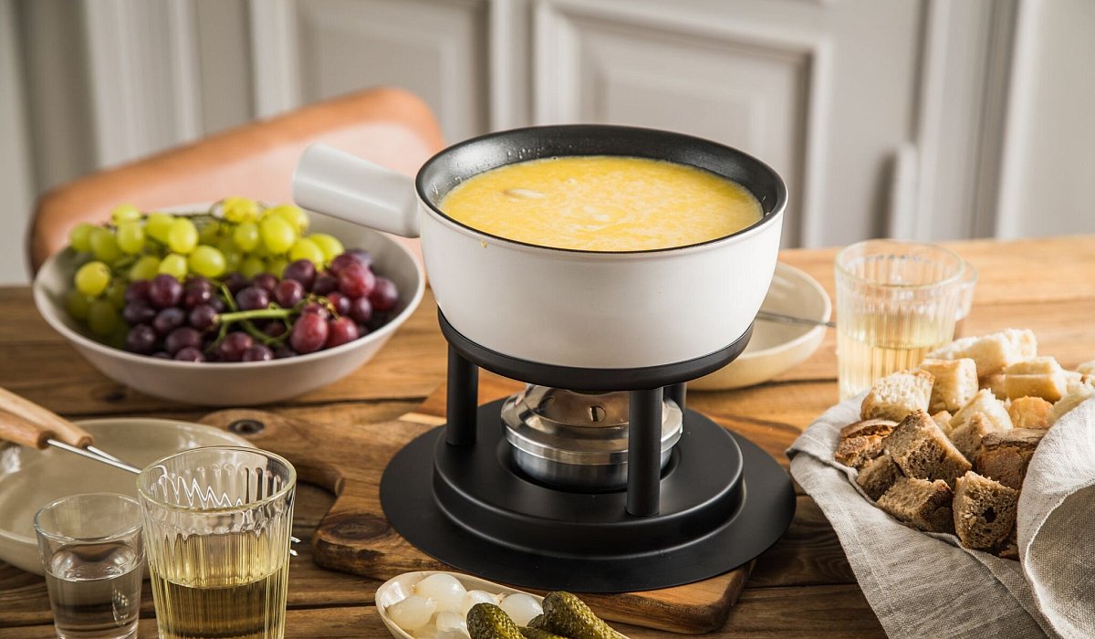 K&auml;sefondue auf einem Tisch - Christin Klose/dpa-tmn