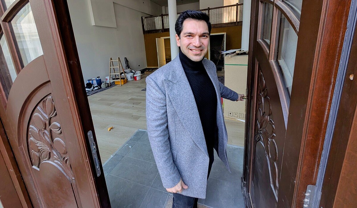 Alper G&uuml;l vor seinem neuen Caf&eacute; - Annika Langhagel