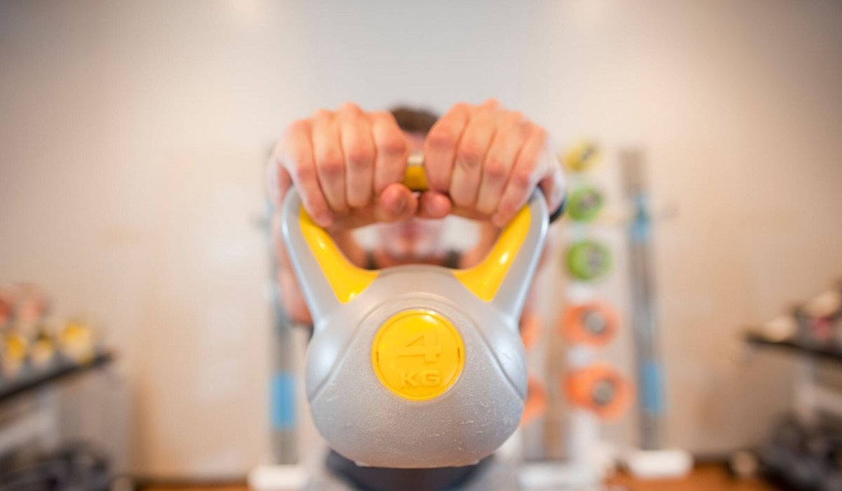 Sportler trainiert im Fitnessstudio mit Gewichten - Klaus-Dietmar Gabbert/dpa-tmn