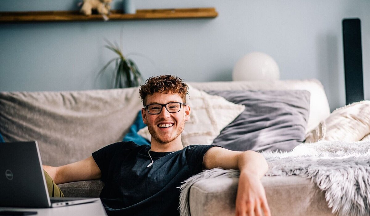 Ein Jugendlicher sitzt im Wohnzimmer vor einem Laptop - Zacharie Scheurer/dpa-tmn