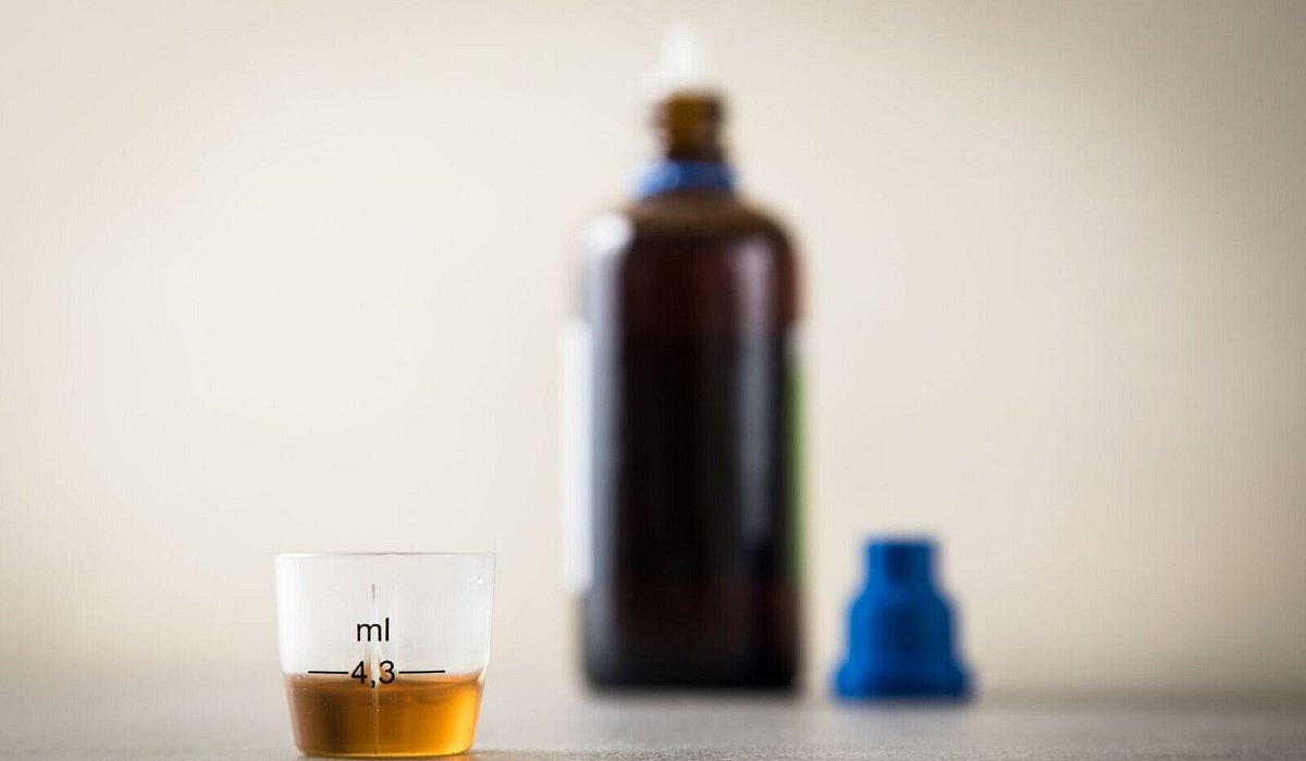 Hustensaft auf einem Tisch - Christin Klose/dpa-tmn
