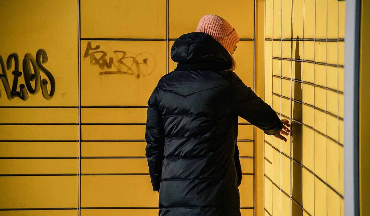 Eine Frau holt ein Paket bei einer Packstation ab - Zacharie Scheurer/dpa-tmn