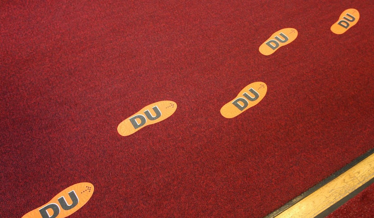 Aufgeklebte Fußstapfen mit der Aufschrift "DU" - Karl-Josef Hildenbrand/dpa/dpa-tmn