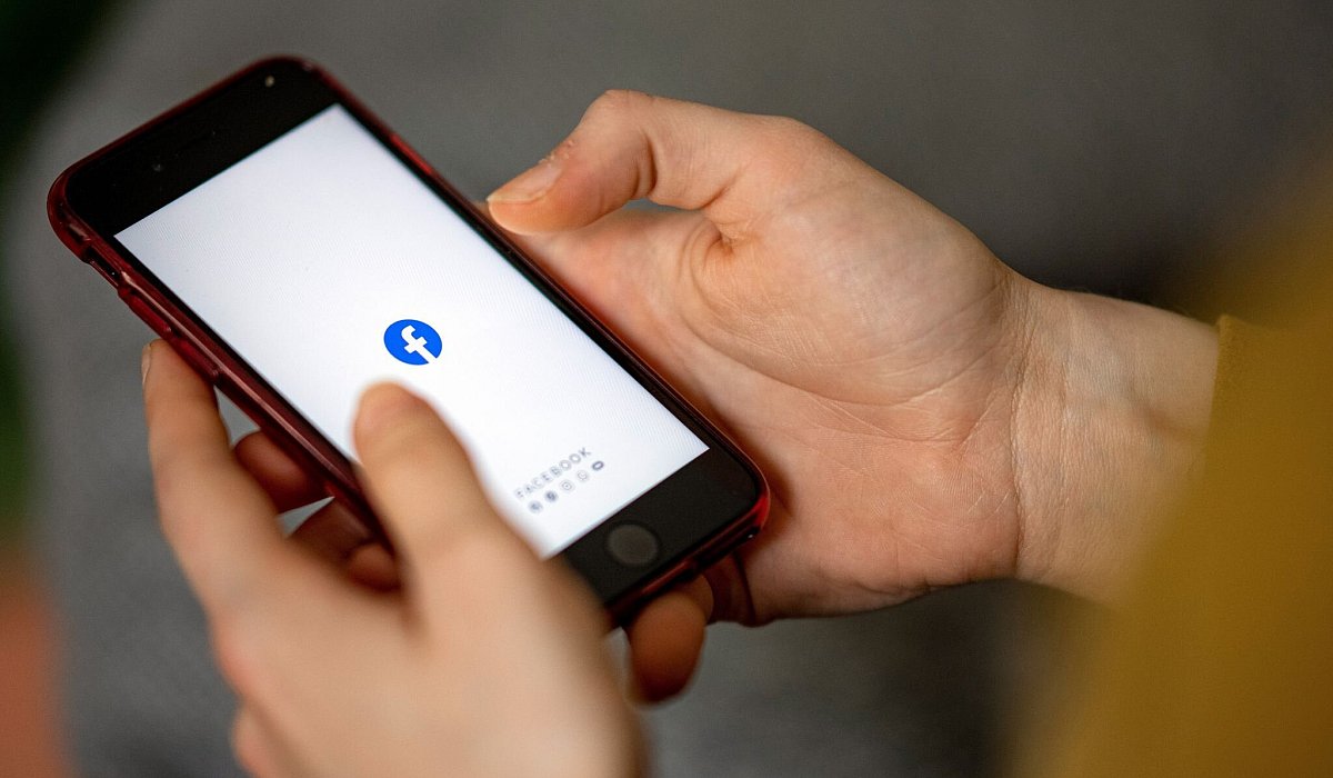 Facebook-App auf einem Smartphone - Fabian Sommer/dpa/dpa-tmn