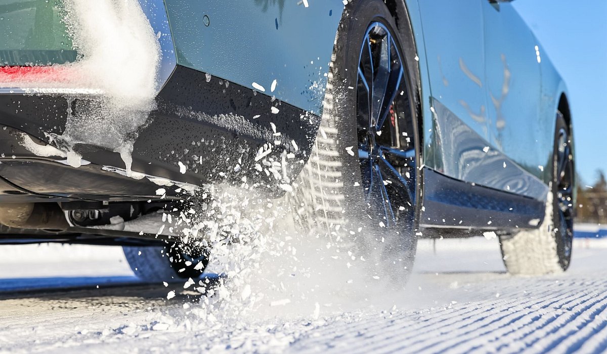 Auto fährt beim Winterreifentest der GTÜ durch Schnee - GTÜ/dpa-tmn