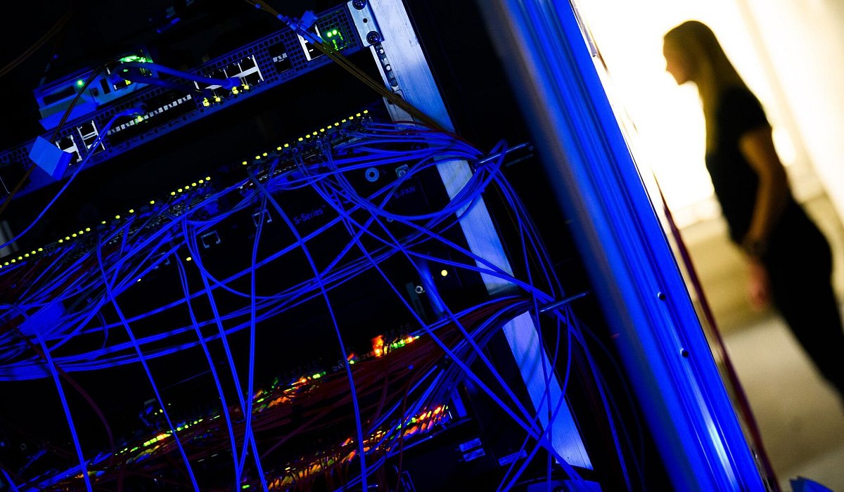 Ein Serverschrank mit blinkenden Lampen und Kabeln - Julian Stratenschulte/dpa/dpa-tmn