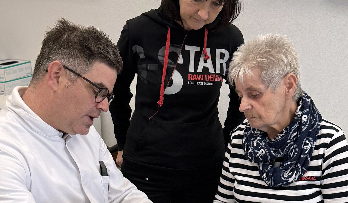 20251127_pi_ki-gestutzte-knie-endoprothese_01 - 1 - Klinikum Lippe / Mandy Lange