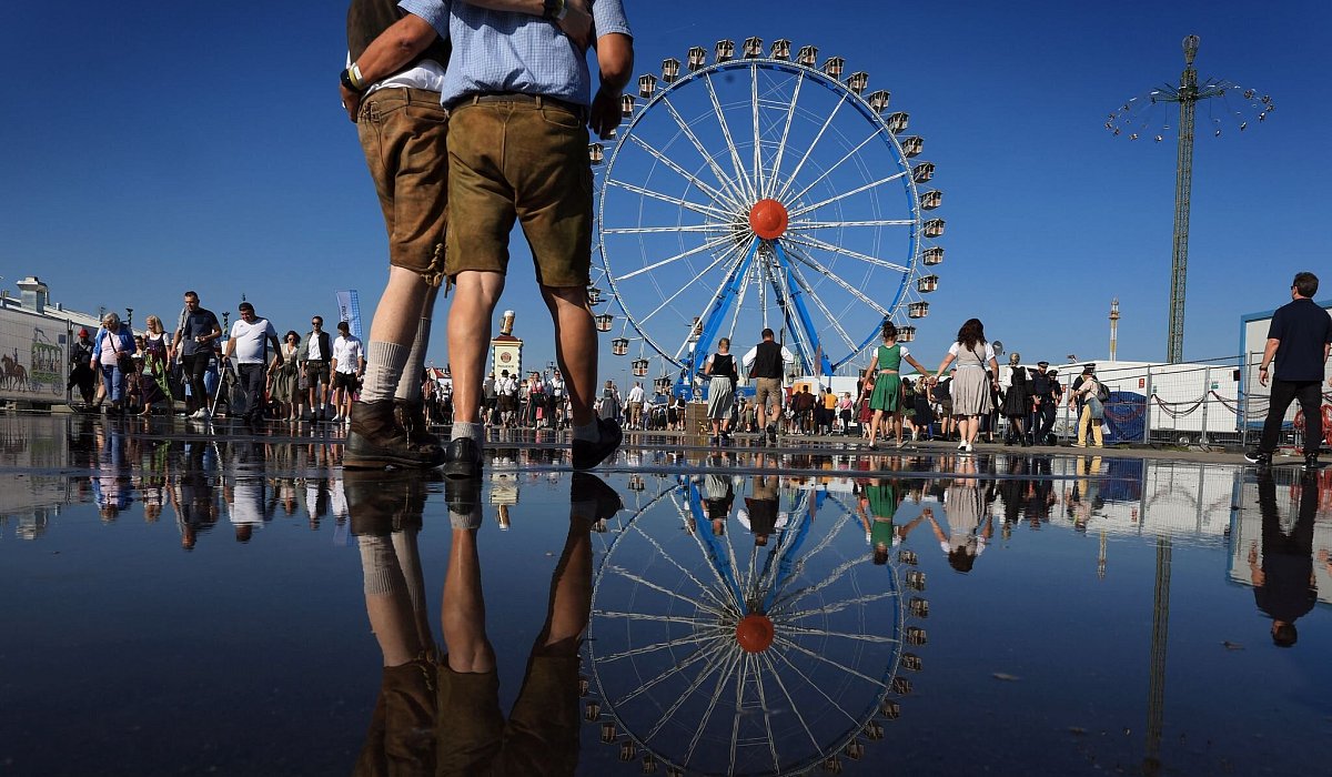 Oktoberfestbesucher und das Riesenrad - Karl-Josef Hildenbrand/dpa/dpa-tmn