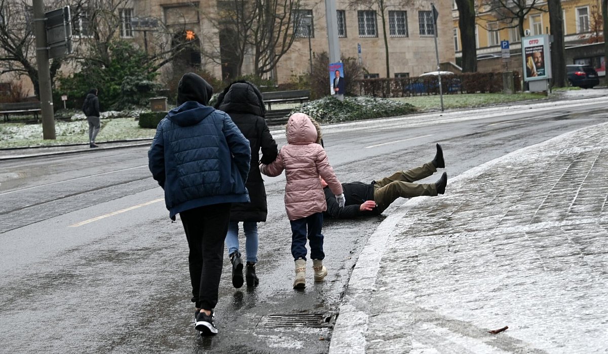 Ein Mann st&uuml;rzt bei Eisgl&auml;tte vom Gehweg auf die Stra&szlig;e - Uwe Zucchi/dpa