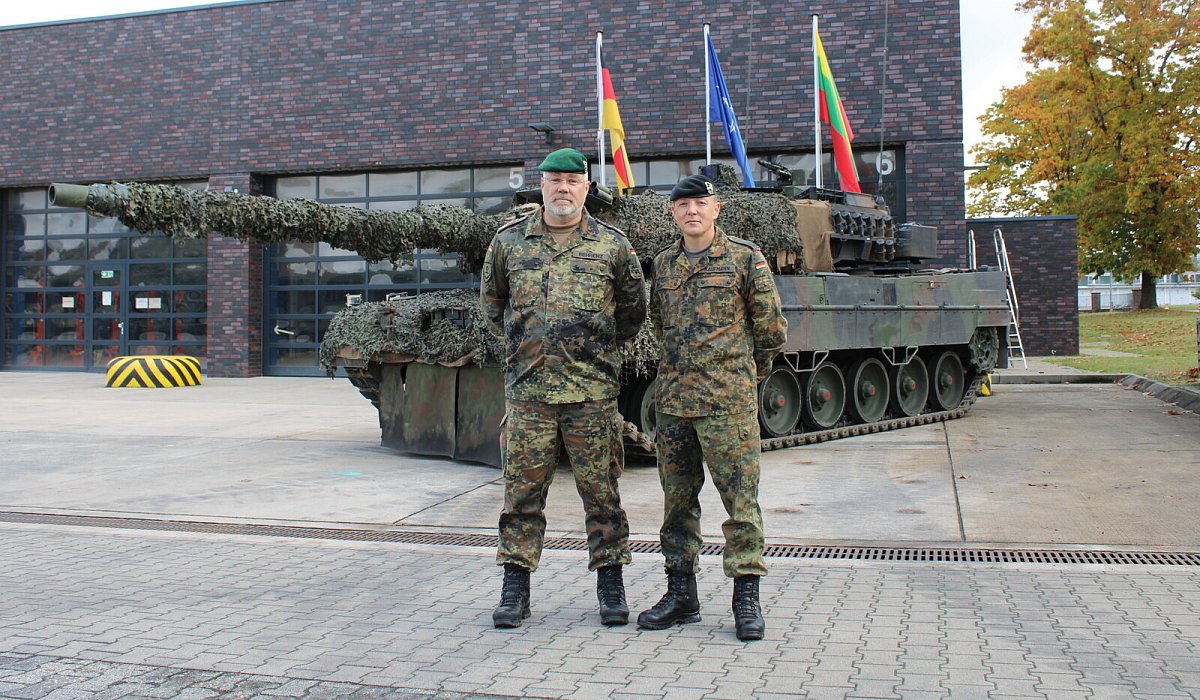 Oberst Stephan Behrenz (links), Kommandeur Panzerlehrbrigade 9 "Niedersachsen“, und Oberstleutnant Oliver Kaufmann. - Kyrill von Matuschka