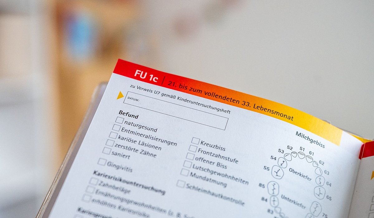 Zahn&auml;rztliches Untersuchungsheft im U-Heft &uuml;r Kinder - Zacharie Scheurer/dpa-tmn