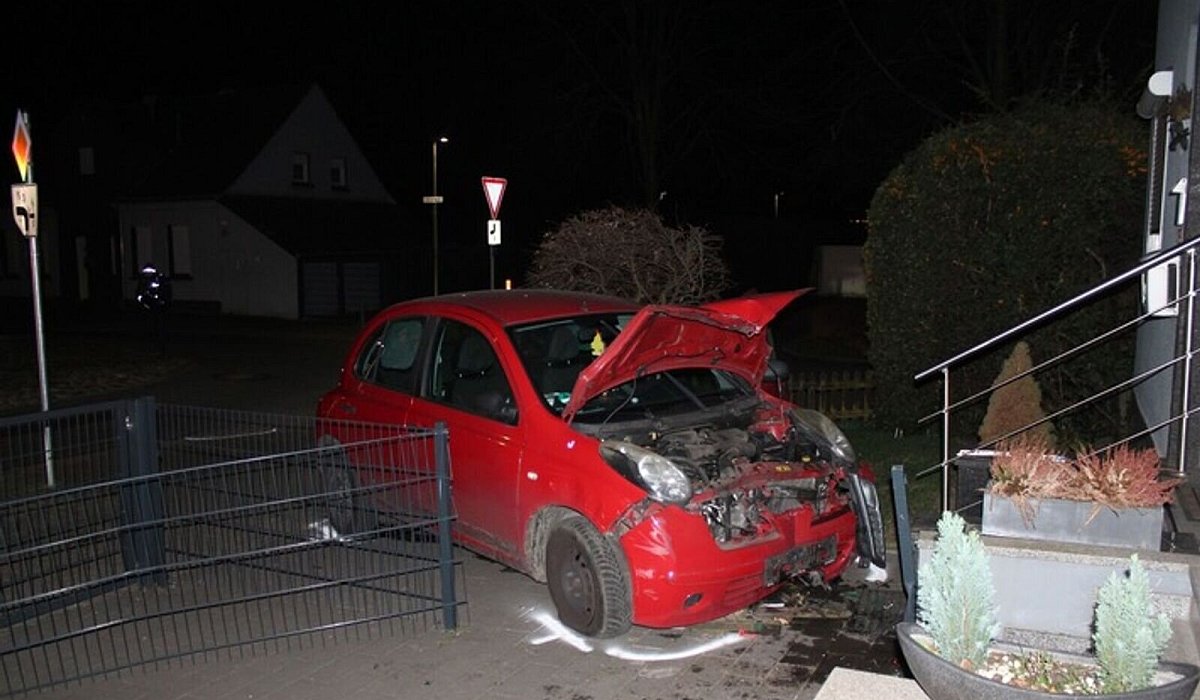 Frau f&auml;hrt mit 1,6 Promille in Vorgarten - -/Polizei Hamm/dpa